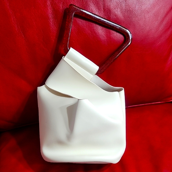 Elegant Cream Handbag with Wooden Handle - Picture 2 of 9